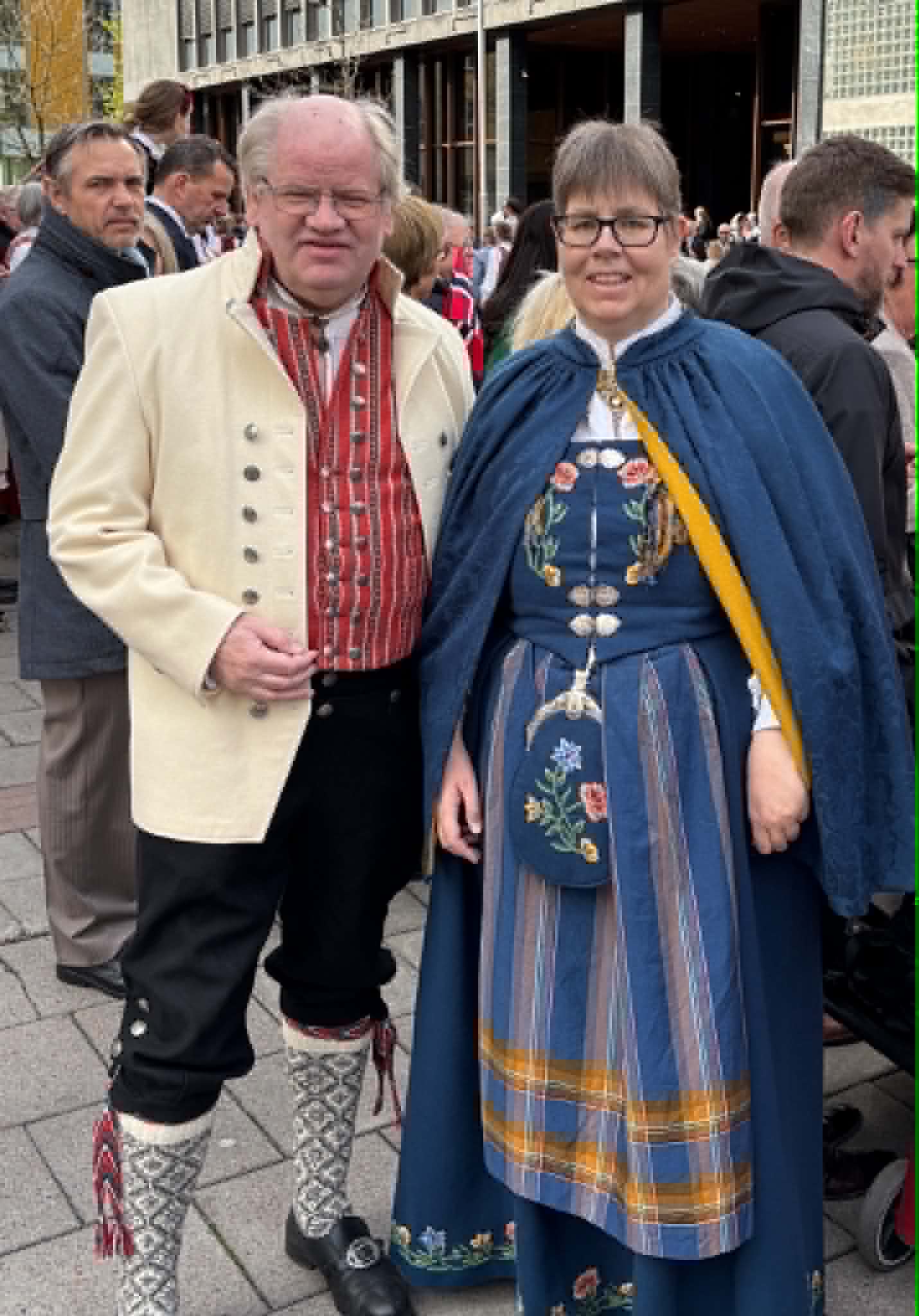 Tim Torvatn med kone i bunad på 17. mai